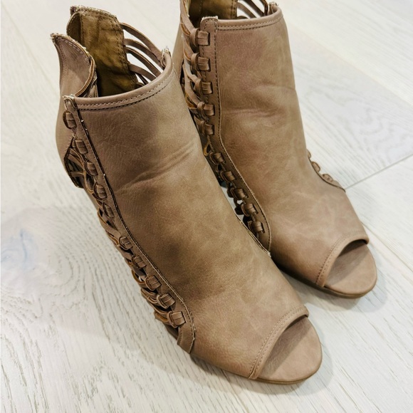 Beautiful leather shoes - Picture 1 of 2